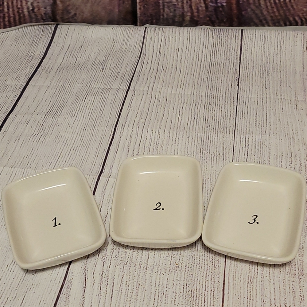 Small Rae Dunn rectangle plates - Picture 4 of 4